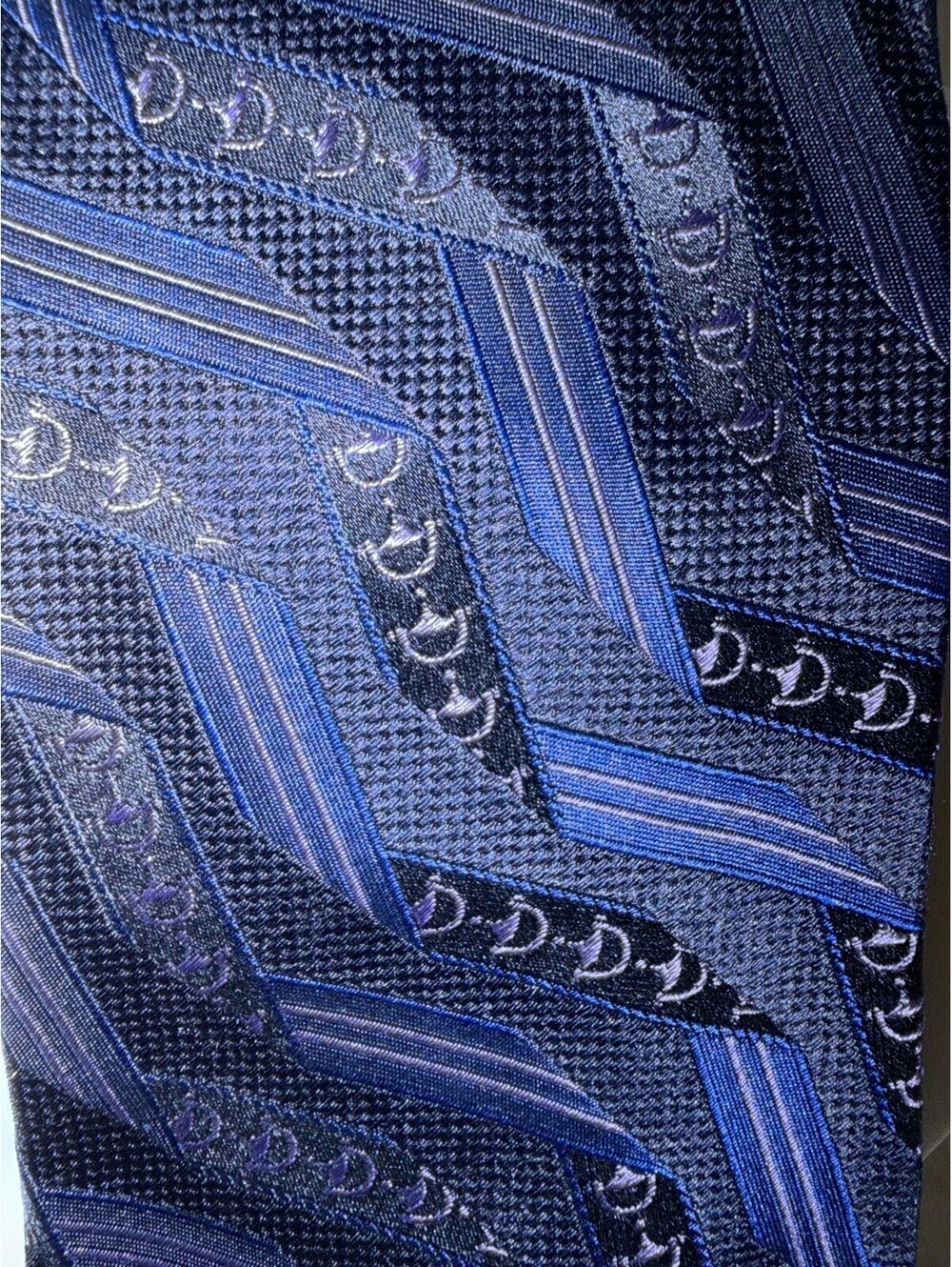 Gucci Men's Silk Necktie Geometric Horsebit Pattern Black Blue Made in Italy
